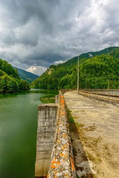 Small hydro electric dam harnessing water power in a mountain ar — Stock Photo, Image