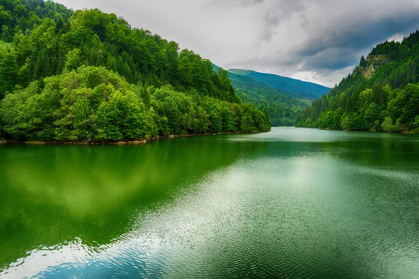 Самое красивое озеро Румынии — стоковое фото