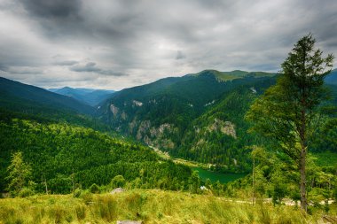 Dramatik bulutları olan güzel dağ manzarası