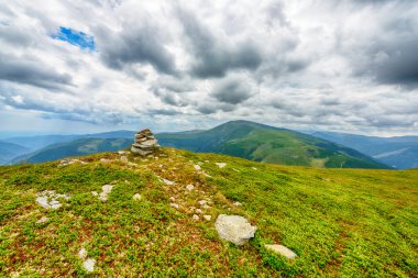 Dramatik bulutları olan güzel dağ manzarası