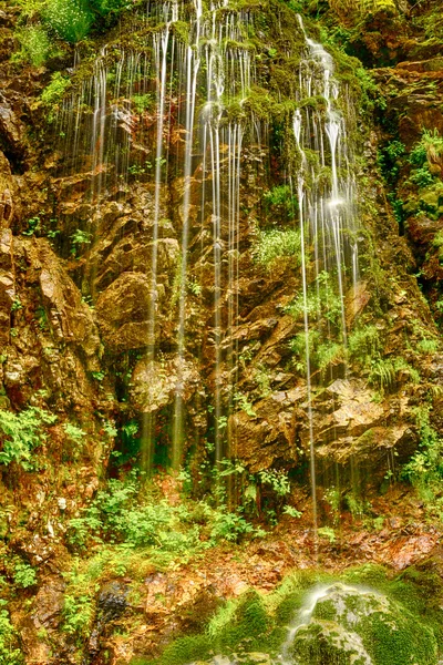 山の川の上の小さな滝 — ストック写真