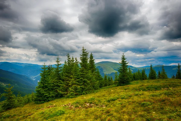 Красивый горный пейзаж с впечатляющими облаками — стоковое фото