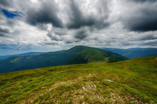 Bellissimo paesaggio montano con nuvole drammatiche — Foto Stock