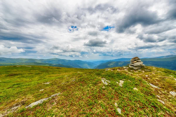 नाट्यपूर्ण ढग सुंदर पर्वत लँडस्केप — स्टॉक फोटो, इमेज