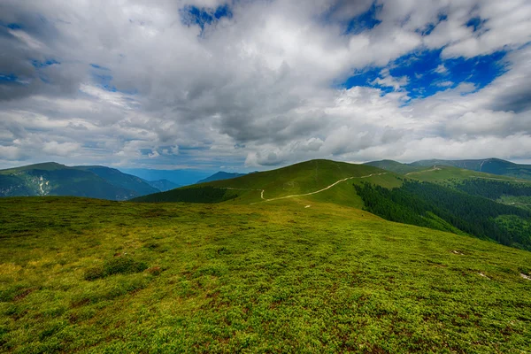 劇的な雲を持つ美しい山の風景 — ストック写真