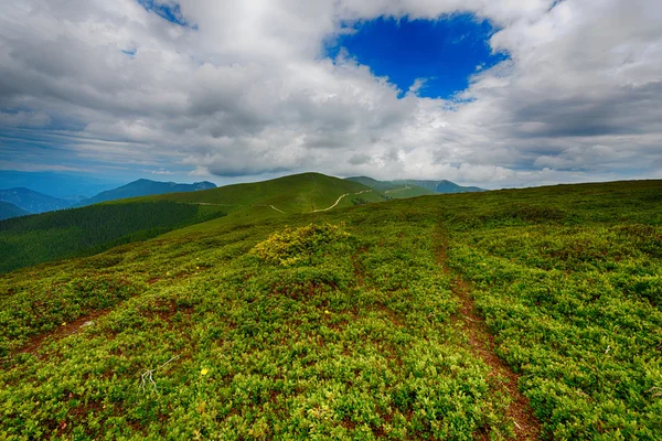 Hermoso paisaje de montaña con nubes dramáticas — Foto de Stock