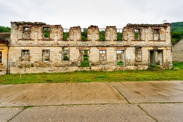 Ruïne van een oud huis verlaten — Stockfoto