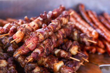 Metal şişte pişen ızgara kebap. Barbeküde pişmiş et. Barbekü taze et dilimleri. Geleneksel doğu yemeği, şiş kebap. Kömür ve alevler üzerine ızgara, piknik, sokak yemekleri
