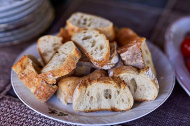 Fırında pişirilmiş ekmek dilimli tabaklar.