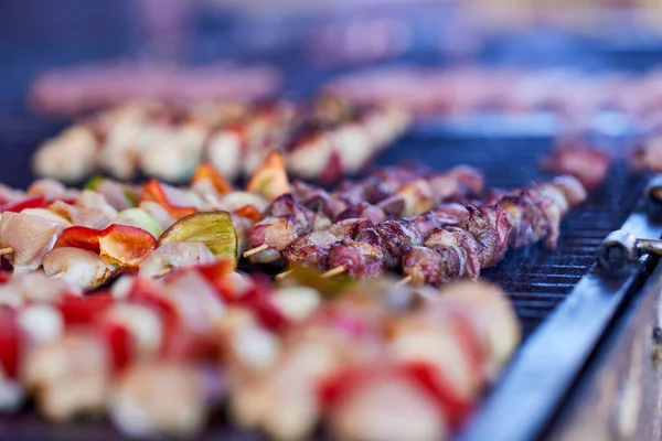 Gegrilde Kebab Koken Metalen Spies Geroosterd Vlees Gekookt Barbecue Bbq — Stockfoto