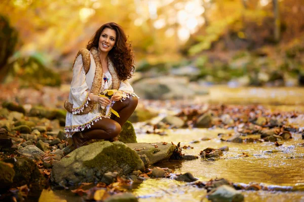 Осінній Портрет Красивою Жінкою Різних Місцях Біля Гірської Річки Осінній — стокове фото