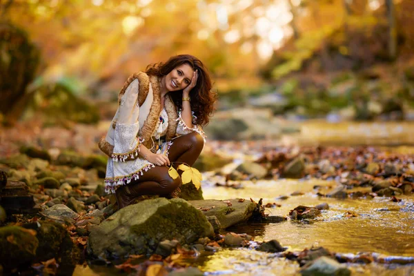 Retrato Otoño Con Una Hermosa Mujer Diferentes Posiciones Cerca Río — Foto de Stock