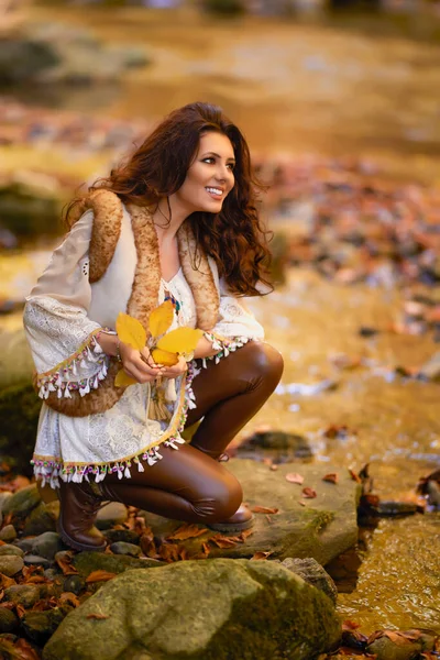 Retrato Outono Com Uma Bela Mulher Diferentes Posições Perto Rio — Fotografia de Stock
