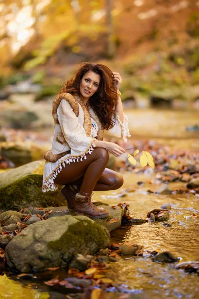 Herbstporträt Mit Einer Schönen Frau Verschiedenen Positionen Der Nähe Eines — Stockfoto