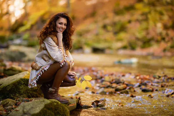 Retrato Otoño Con Una Hermosa Mujer Diferentes Posiciones Cerca Río —  Fotos de Stock
