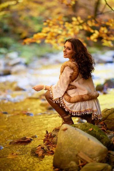 Осенний Портрет Красивой Женщиной Разных Положениях Горной Реки Осенний Сезон — стоковое фото