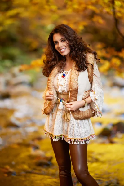 秋には川のほとりに美しい女性が立ち並ぶ秋の肖像 — ストック写真