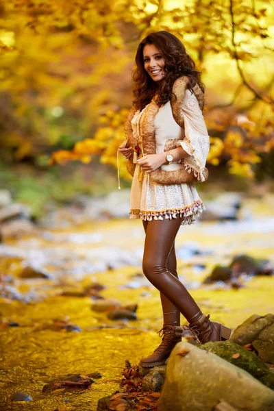 Herbstporträt Mit Einer Schönen Frau Verschiedenen Positionen Der Nähe Eines — Stockfoto