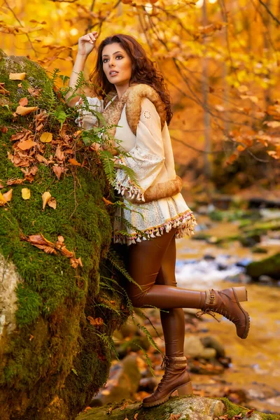 Herbstporträt Mit Einer Schönen Frau Verschiedenen Positionen Der Nähe Eines — Stockfoto