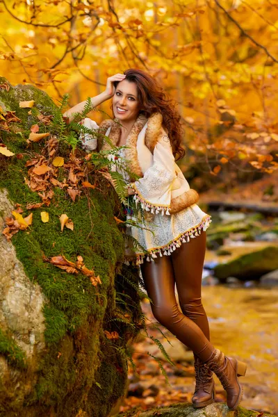 Herbstporträt Mit Einer Schönen Frau Verschiedenen Positionen Der Nähe Eines — Stockfoto