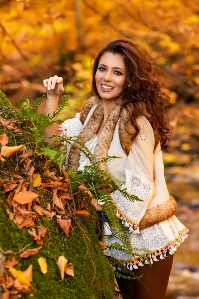 Herbstporträt Mit Einer Schönen Frau Verschiedenen Positionen Der Nähe Eines — Stockfoto