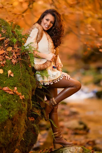 Herbstporträt Mit Einer Schönen Frau Verschiedenen Positionen Der Nähe Eines — Stockfoto