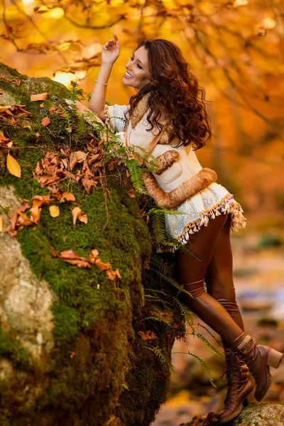 Jesienny Portret Piękną Kobietą Różnych Miejscach Pobliżu Górskiej Rzeki Sezonie — Zdjęcie stockowe