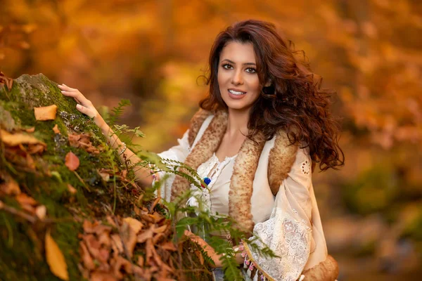 Herbstporträt Mit Einer Schönen Frau Verschiedenen Positionen Der Nähe Eines — Stockfoto