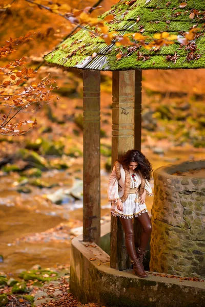 Φθινόπωρο Πορτρέτο Μια Όμορφη Γυναίκα Διαφορετικές Θέσεις Κοντά Ένα Ποτάμι — Φωτογραφία Αρχείου