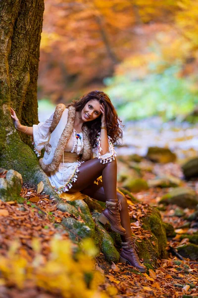 秋天的时候 一个美丽的女人在一条山河边的一个不同位置上的秋天画像 — 图库照片