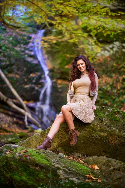 Eine Schöne Frau Die Herbst Einem Wasserfall Verschiedenen Positionen Sitzt — Stockfoto