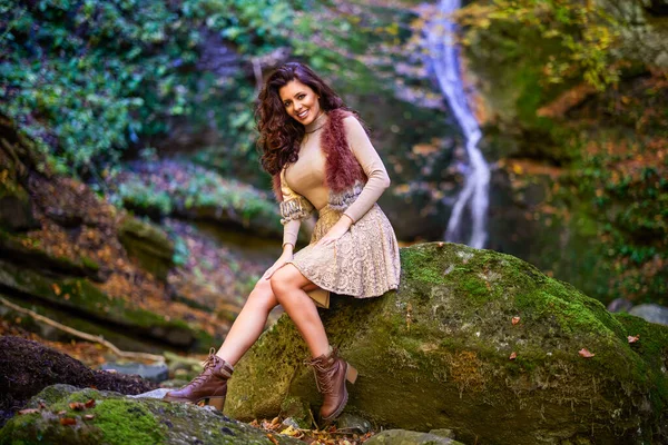 Piękna Kobieta Siedząca Przy Wodospadzie Różnych Pozycjach Podczas Jesieni — Zdjęcie stockowe