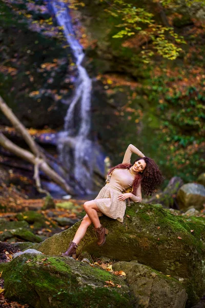 Eine Schöne Frau Die Herbst Einem Wasserfall Verschiedenen Positionen Sitzt — Stockfoto