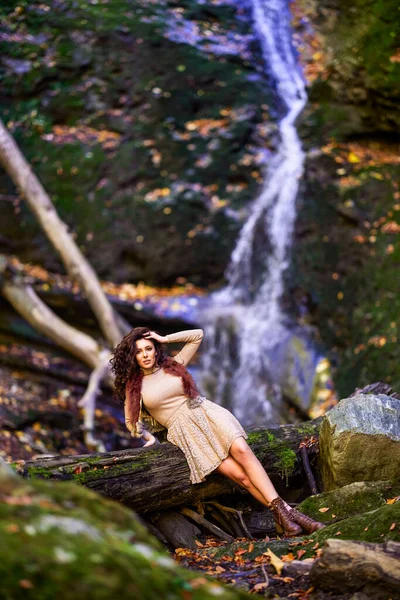 Eine Schöne Frau Die Herbst Einem Wasserfall Verschiedenen Positionen Sitzt — Stockfoto