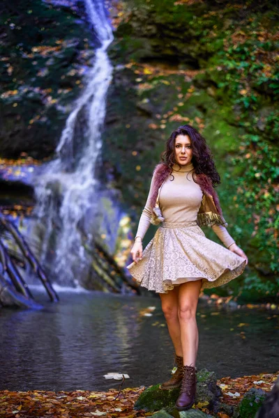 Eine Schöne Frau Die Herbst Einem Wasserfall Verschiedenen Positionen Sitzt — Stockfoto