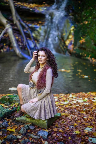 Красивая Женщина Сидящая Водопада Разных Положениях Время Падения — стоковое фото