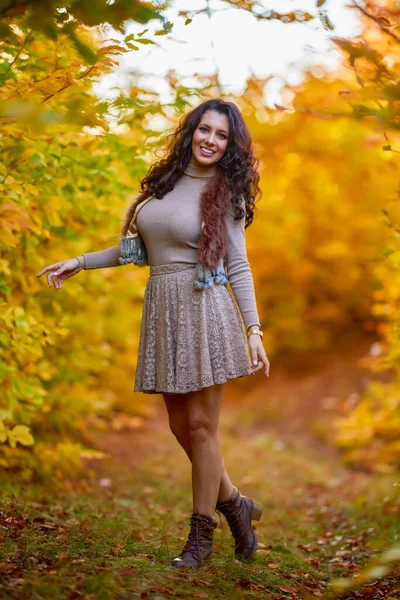 Portret Pięknej Kobiety Lesie Sezonie Jesiennym — Zdjęcie stockowe