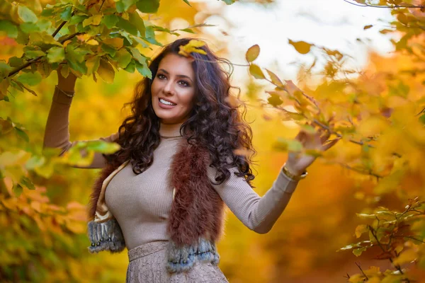 Porträt Einer Schönen Frau Wald Der Herbstzeit — Stockfoto