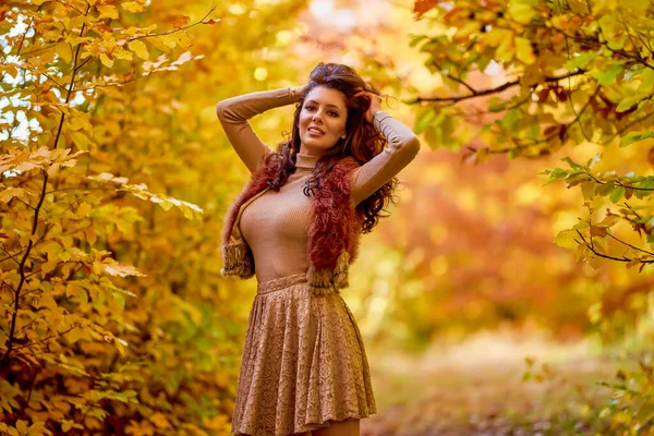 Retrato Uma Bela Mulher Floresta Temporada Outono — Fotografia de Stock