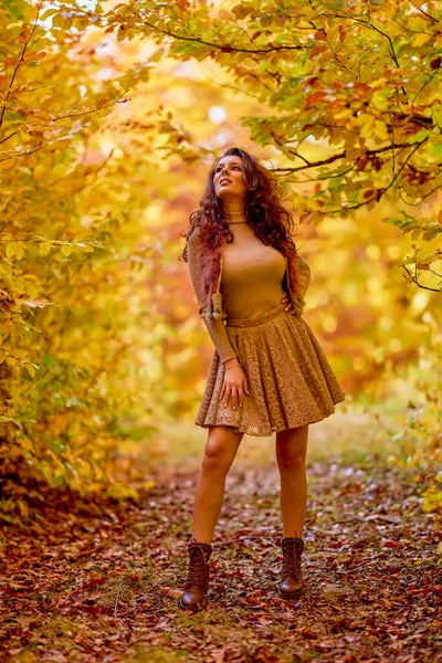 Портрет Красивой Женщины Лесу Осенью — стоковое фото