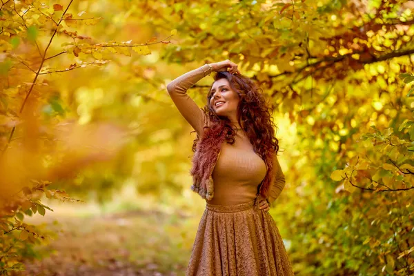 Retrato Una Hermosa Mujer Bosque Temporada Otoño — Foto de Stock