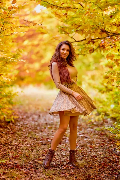 Sonbahar Mevsiminde Ormandaki Güzel Bir Kadının Portresi — Stok fotoğraf
