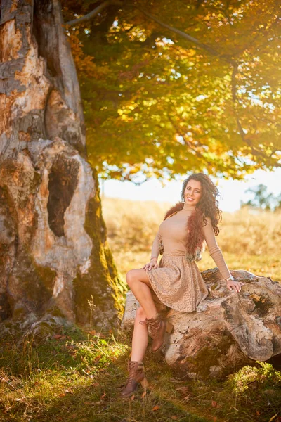 Eine Schöne Frau Posiert Auf Einem Baumstamm Herbst Die Farben — Stockfoto