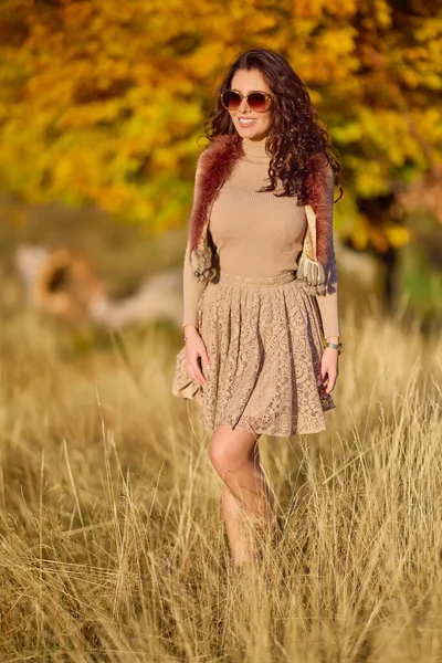 Piękna Elegancka Kobieta Pozująca Słoneczny Jesienny Dzień — Zdjęcie stockowe