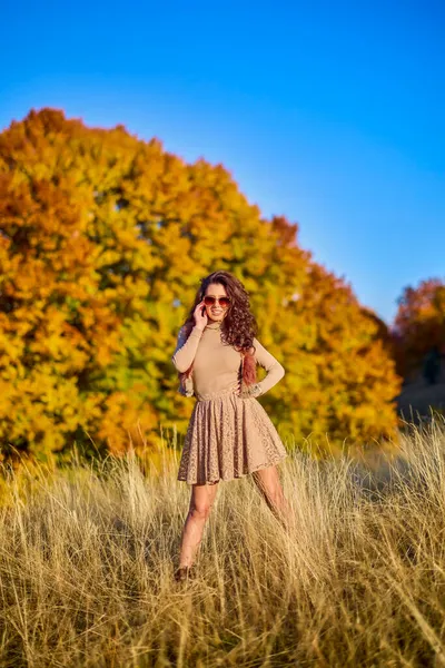 Beautiful Elegant Woman Posing Sunny Autumn Day — Stock Photo, Image