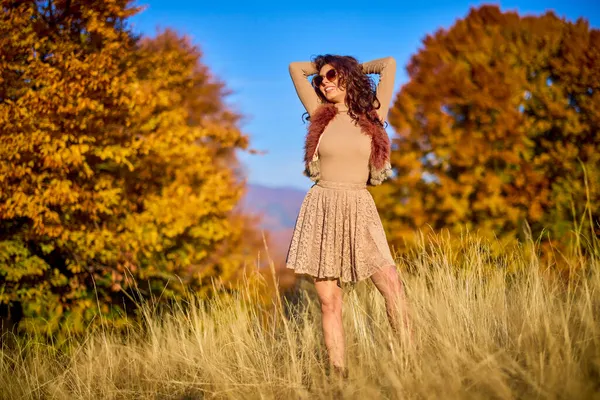 Beautiful Elegant Woman Posing Sunny Autumn Day — Stock Photo, Image