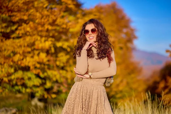 一个美丽优雅的女人在一个阳光灿烂的秋日摆出姿势 — 图库照片