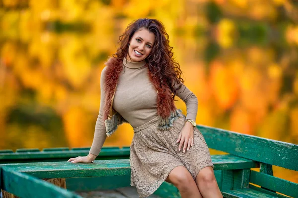 Beautiful Elegant Woman Posing Sunny Autumn Day Lake — Stock Photo, Image