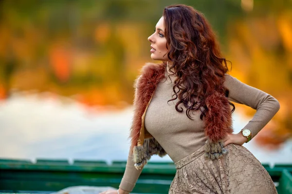 Piękna Elegancka Kobieta Pozująca Słoneczny Jesienny Dzień Nad Jeziorem — Zdjęcie stockowe