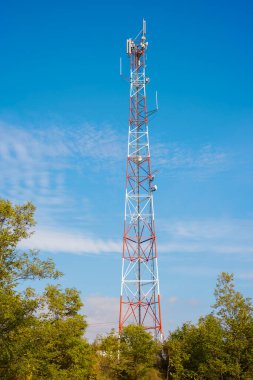 5g antenli bir telekomünikasyon direği